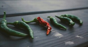 木桌上的青红椒