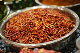色彩缤纷的香料颗粒
