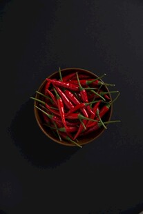 碗中红辣椒鲜艳夺目