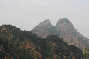 巍峨秀丽的双峰山峦