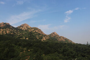 秀丽山峦与葱郁植被景观