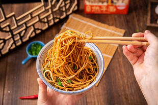 美味拌面筷子夹起诱人瞬间