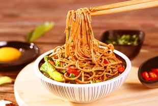 美味拌面筷子挑起诱人模样