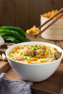 美味鸡肉面鲜香诱人