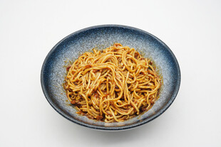 蓝色碗中的美味拌面