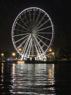 夜晚璀璨摩天轮映于水面