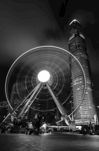 城市夜景中的摩天轮光影