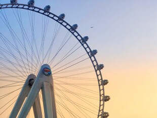 夕阳下的摩天轮美景