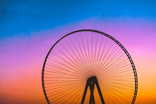 夕阳下的摩天轮美景