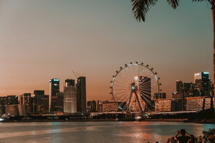 城市河畔的摩天轮美景