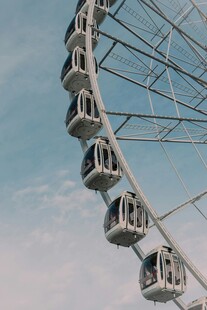 天空下的浪漫摩天轮