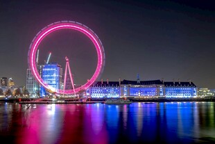 璀璨夜景中的绚丽摩天轮