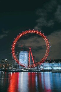璀璨夜下的摩天轮景观