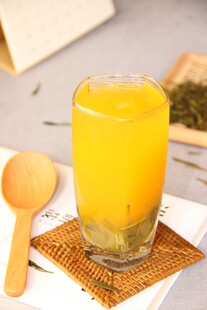 一杯鲜榨果汁享受闲适时光