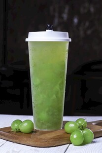 清新抹茶饮品与青提