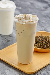 奶香奶茶搭配清新茶叶