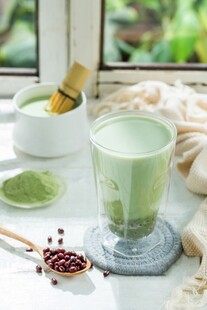 窗边的抹茶饮品与配料