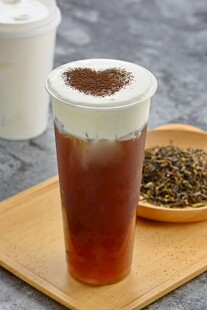 奶盖红茶配茶叶与咖啡杯