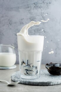 牛奶飞溅玻璃杯中的瞬间