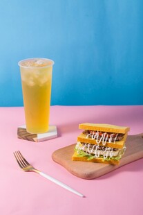 粉色背景下的饮品与三明治