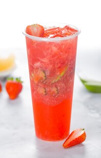 草莓冰饮清新夏日滋味