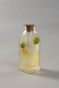 玻璃瓶中的柠檬青柠饮品