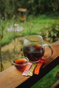 户外木栏上的茶饮与茶包