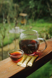 户外木栏上的茶饮组合