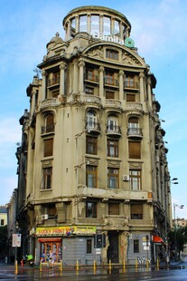 复古转角建筑外观风貌