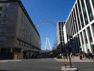 城市街道与远处摩天轮景观