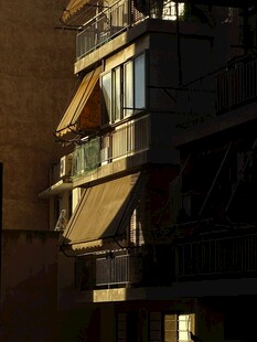黄昏下的多层居民楼建筑
