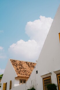 白色建筑与独特屋顶景观