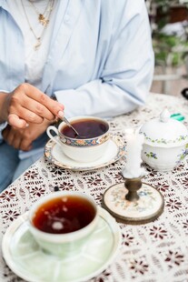 优雅女士享受精致下午茶