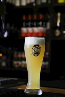 酒吧中盛满啤酒的精美酒杯