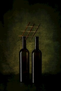 双瓶美酒配上方格装饰