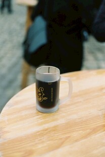 简约木桌旁的黑色马克杯