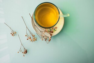 杯中香茗伴干花