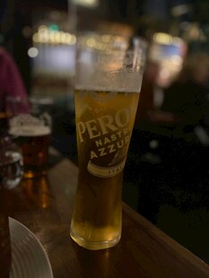 酒吧中的一杯精酿啤酒