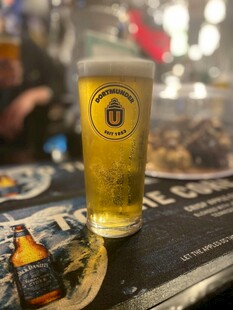 金黄啤酒置于吧台