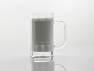 透明玻璃杯中装着灰色液体