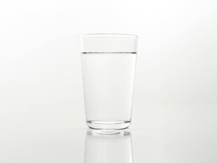 透明水杯中的清澈之水