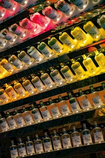 多彩瓶装商品整齐陈列