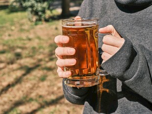 手持大杯啤酒享受惬意时光