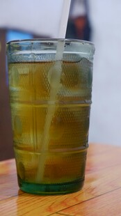 玻璃杯中的绿色饮品