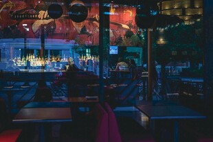 夜晚酒吧内的热闹场景