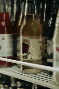 货架上的多样瓶装饮品