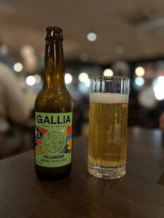桌上的帕利亚啤酒与酒杯