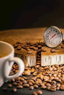 咖啡豆 咖啡杯 测温仪 木制背