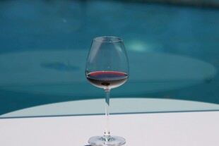 泳池边的红酒杯