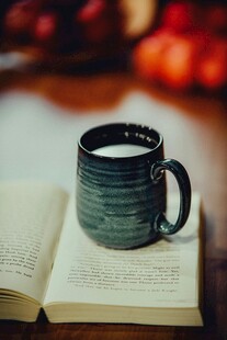 书本上放着的深色咖啡杯